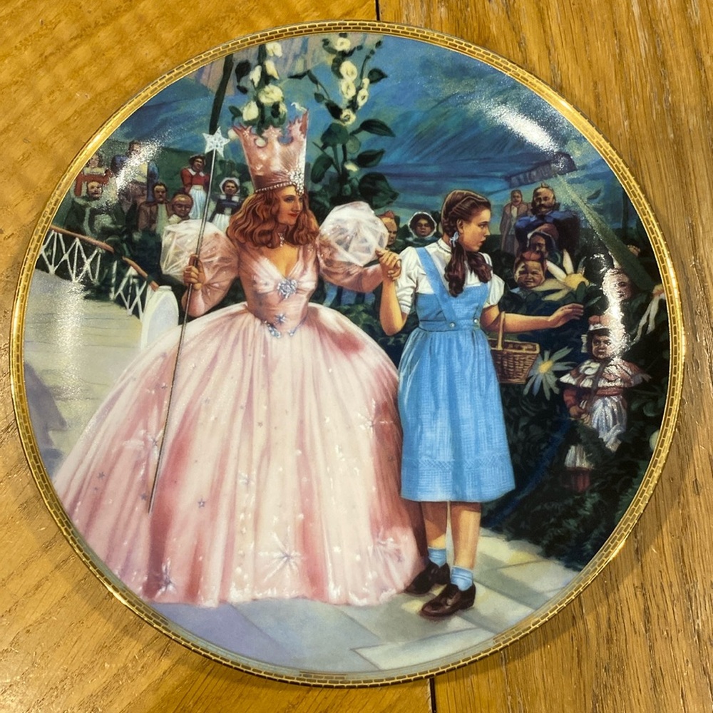 “A Glimpse of the Munchkins” collector plate from The Wizard of Oz.